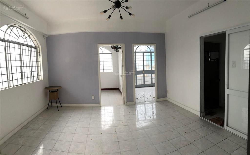 Bán căn hộ hùng vương điện máy quận 5, dt 55m2, 2pn, giá 2,950 tỷ/căn, có sổ hồng