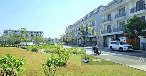 Cần bán nhà mặt tiền 1 trệt 3 lầu, view công viên, tiện ích