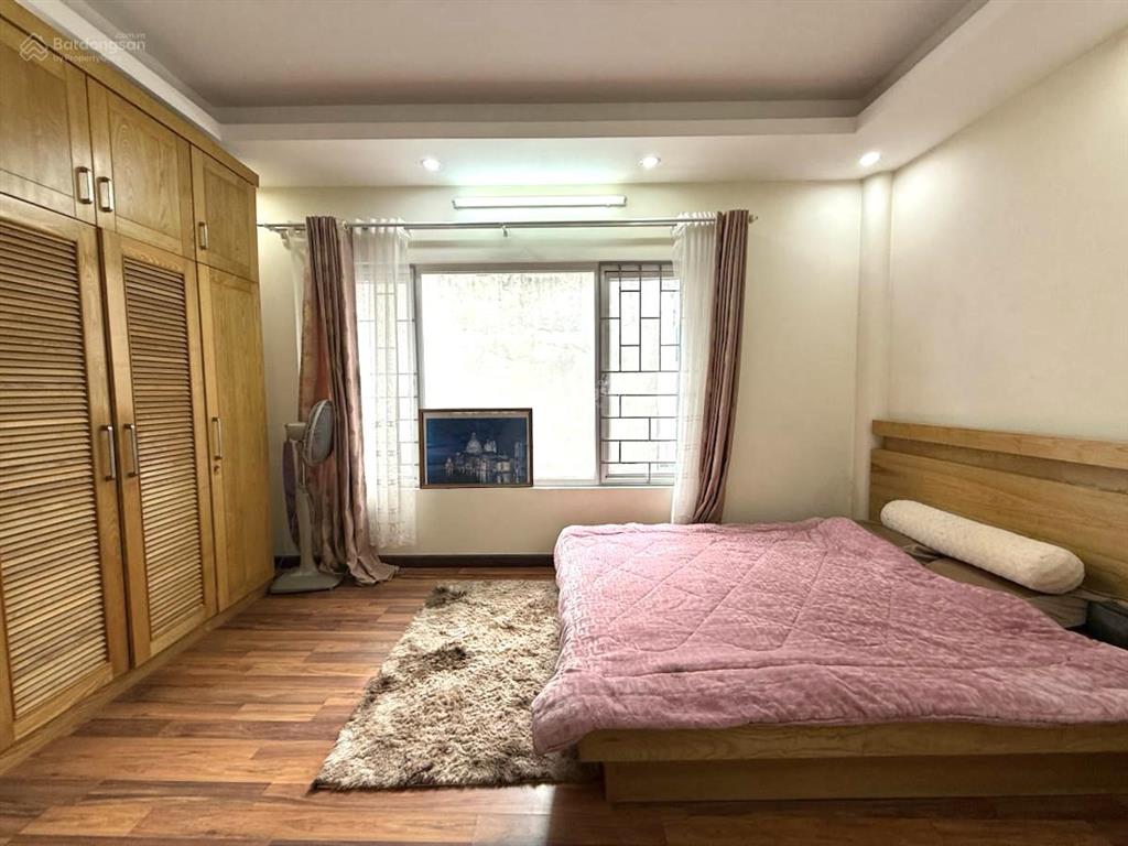 Bán nhà dân xây giá đầu tư gần phố trung kính, yên hoà dt sổ 66m2 x5t, cách phố vài bước chân