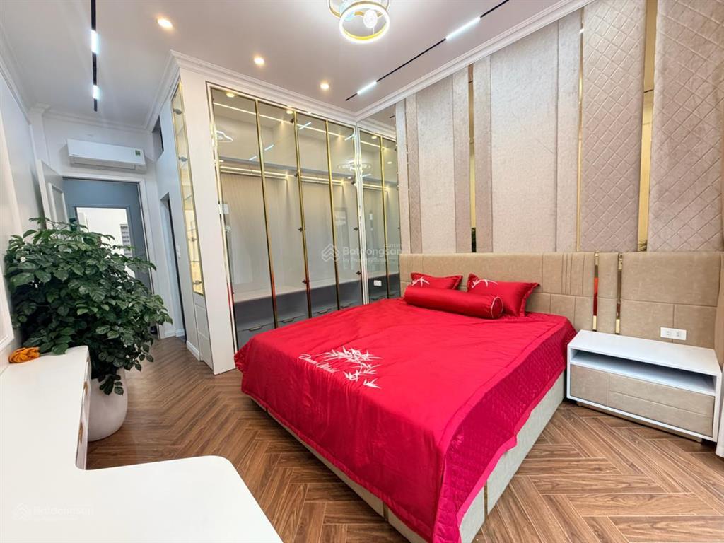 Chủ cần bán gấp nhà dân xây, lô góc, ô tô gần phố hoàng quốc việt 42m2 x 5t, nội thất xịn, 7.9 tỷ