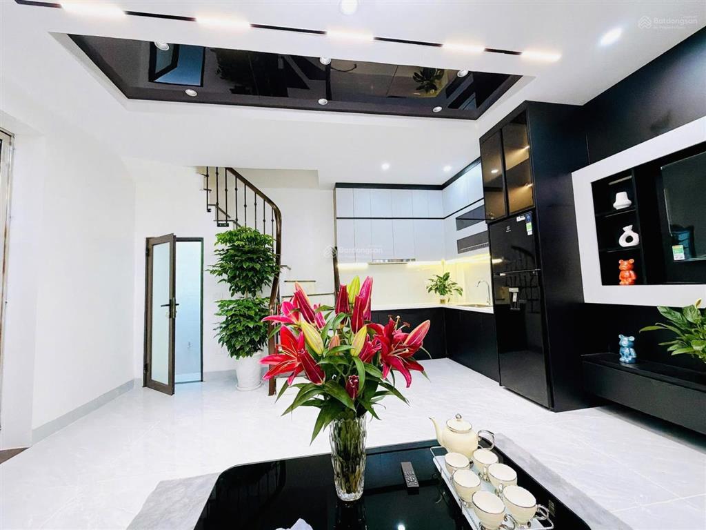 Chủ cần bán gấp nhà dân xây, lô góc, ô tô gần phố hoàng quốc việt 42m2 x 5t, nội thất xịn, 7.9 tỷ