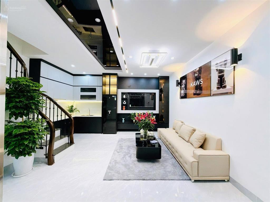 Chủ cần bán gấp nhà dân xây, lô góc, ô tô gần phố hoàng quốc việt 42m2 x 5t, nội thất xịn, 7.9 tỷ