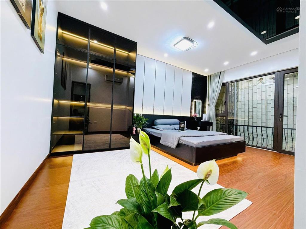 Chủ cần bán gấp nhà dân xây, lô góc, ô tô gần phố hoàng quốc việt 42m2 x 5t, nội thất xịn, 7.9 tỷ