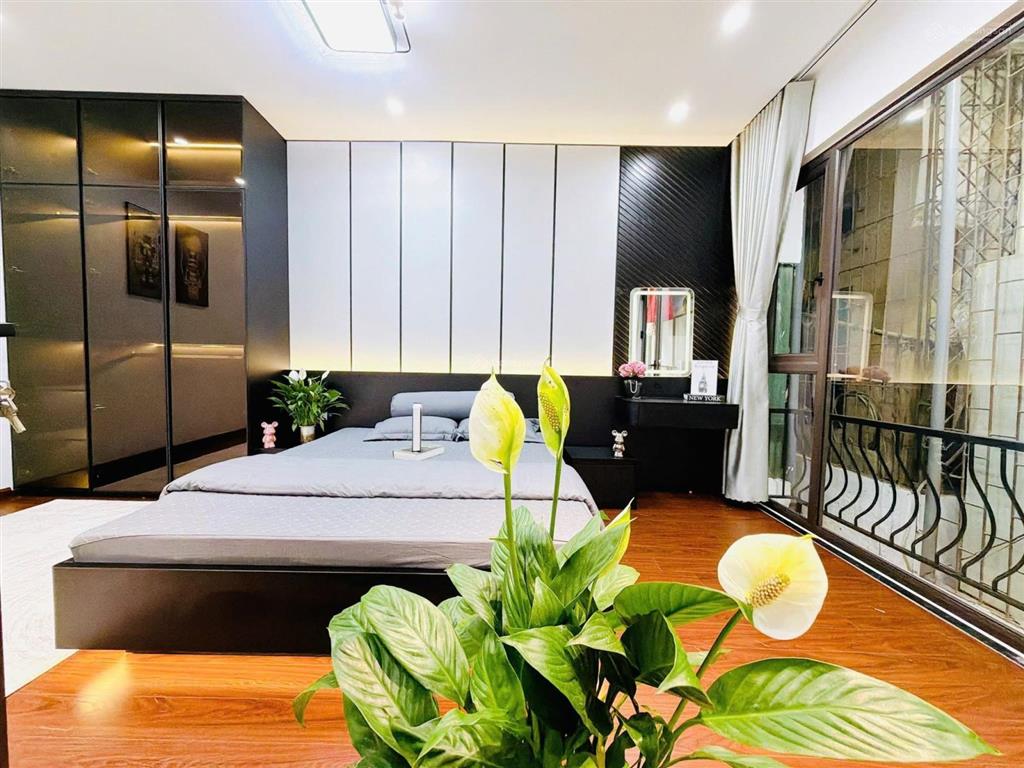 Chủ cần bán gấp nhà dân xây, lô góc, ô tô gần phố hoàng quốc việt 42m2 x 5t, nội thất xịn, 7.9 tỷ