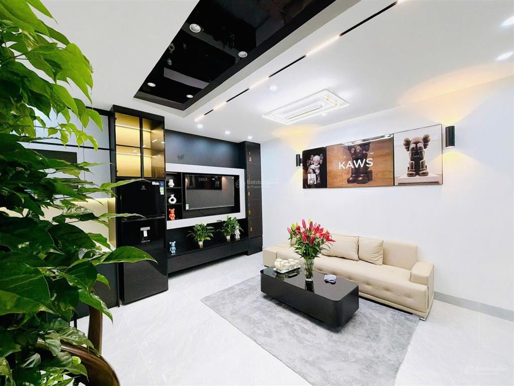 Chủ cần bán gấp nhà dân xây, lô góc, ô tô gần phố hoàng quốc việt 42m2 x 5t, nội thất xịn, 7.9 tỷ
