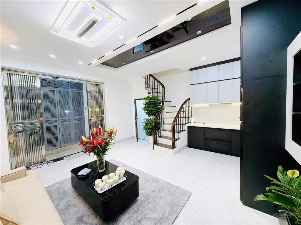 Chủ cần bán gấp nhà dân xây, lô góc, ô tô gần phố hoàng quốc việt 42m2 x 5t, nội thất xịn, 7.9 tỷ