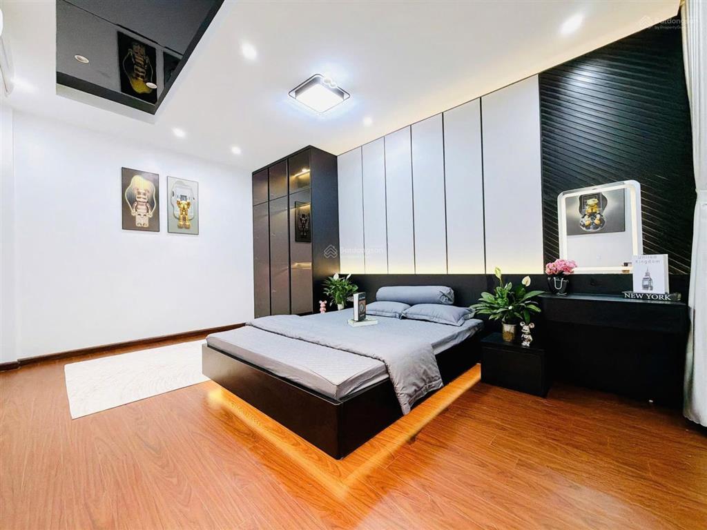 Chủ cần bán gấp nhà dân xây, lô góc, ô tô gần phố hoàng quốc việt 42m2 x 5t, nội thất xịn, 7.9 tỷ