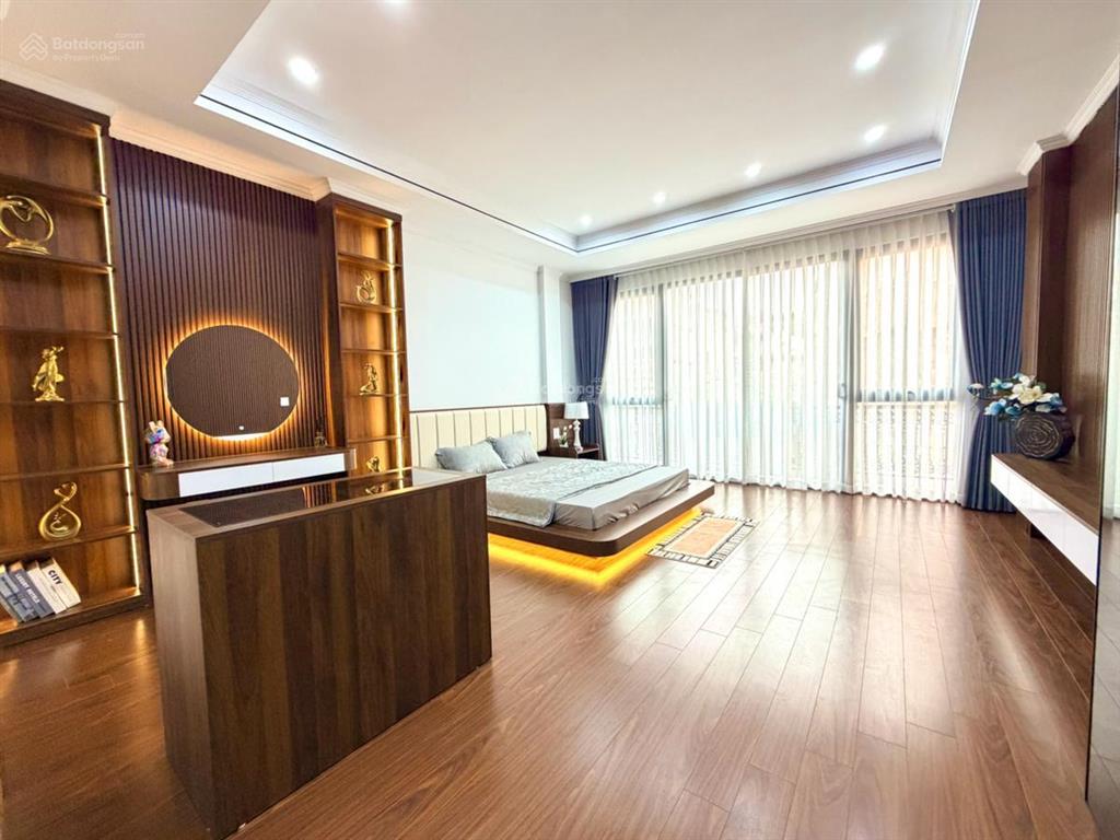 Bán nhà đẹp dân xây ô tô gần phố văn cao, liễu giai, dt 40m2x5tầng, tặng nội thất xịn về ở luôn