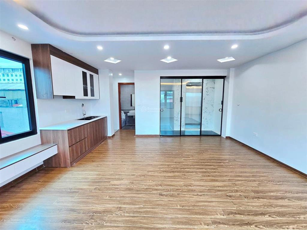 Lô góc hoàng quốc việt  phạm văn đồng, thang máy, sổ phân lô, 7 chỗ đỗ cổng, không qh, 45m2*6t