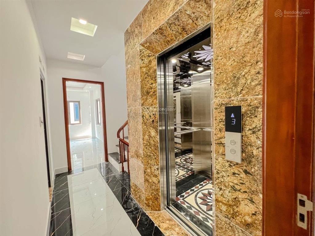 Lô góc hoàng quốc việt  phạm văn đồng, thang máy, sổ phân lô, 7 chỗ đỗ cổng, không qh, 45m2*6t