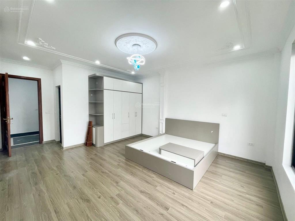 Lô góc hoàng quốc việt  phạm văn đồng, thang máy, sổ phân lô, 7 chỗ đỗ cổng, không qh, 45m2*6t