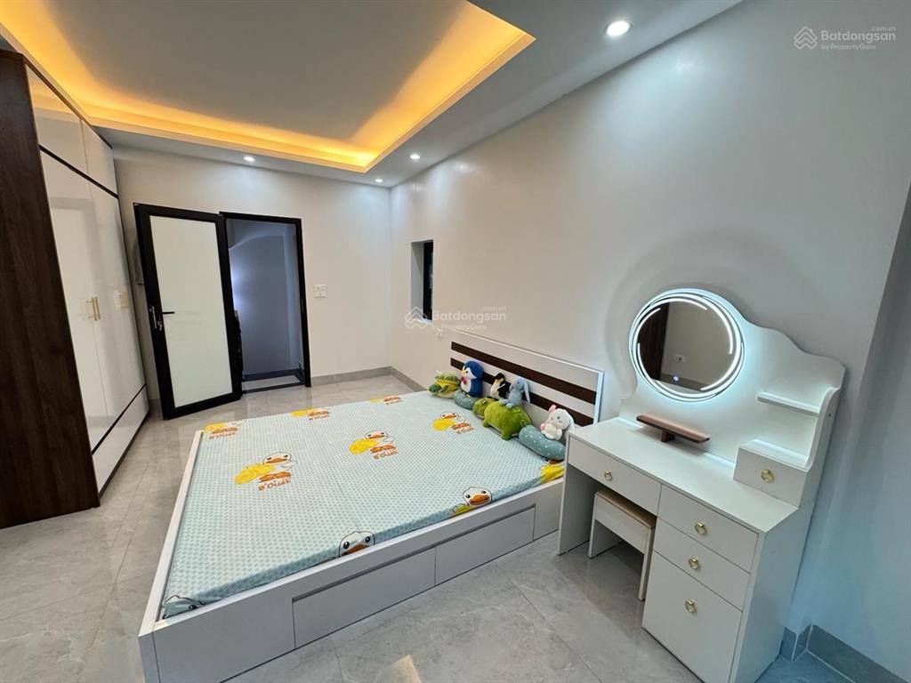 Bán nhà cầu giấy nhà dân xây lô góc sổ vuông 40m x 5t, mặt tiền 4.5m giá 6.8 tỷ, ngõ ba gác tránh