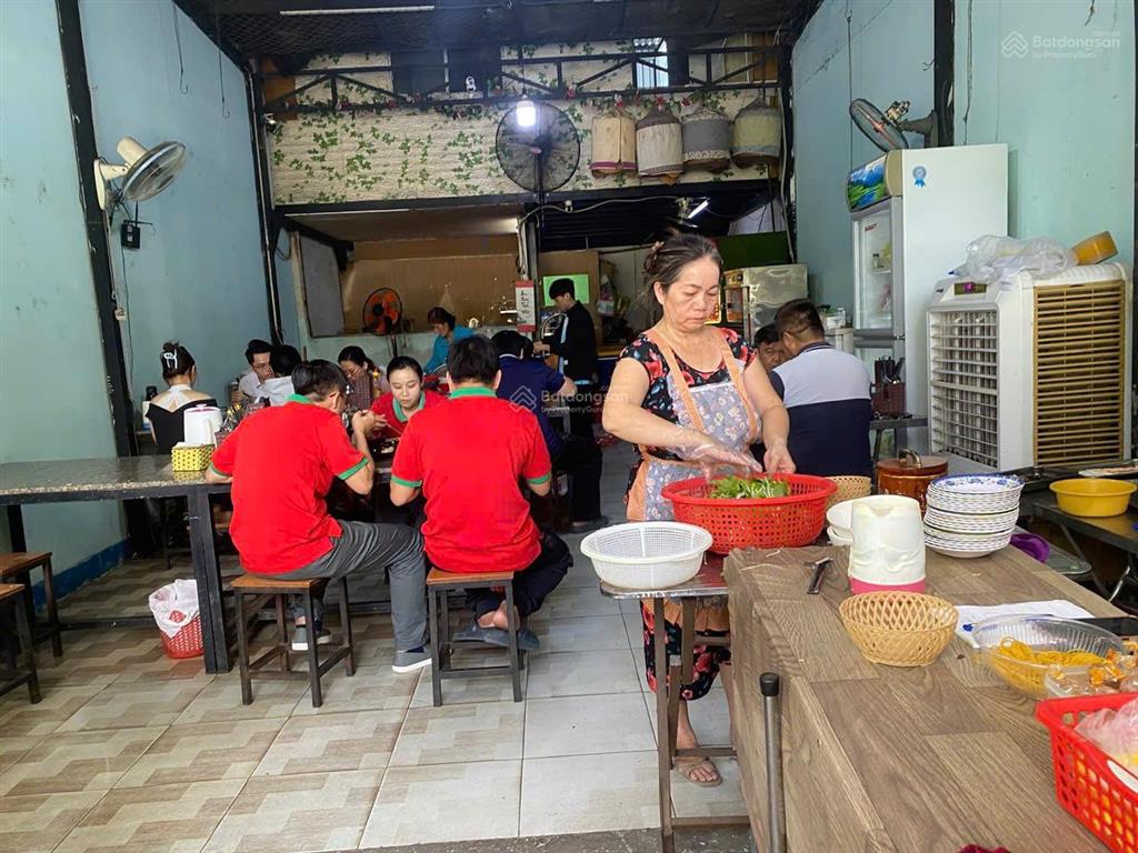 Cần sang quán cơm đang kinh doanh tốt, đầy đủ đồ đạc và có sẵn lượng khách quen ổn định