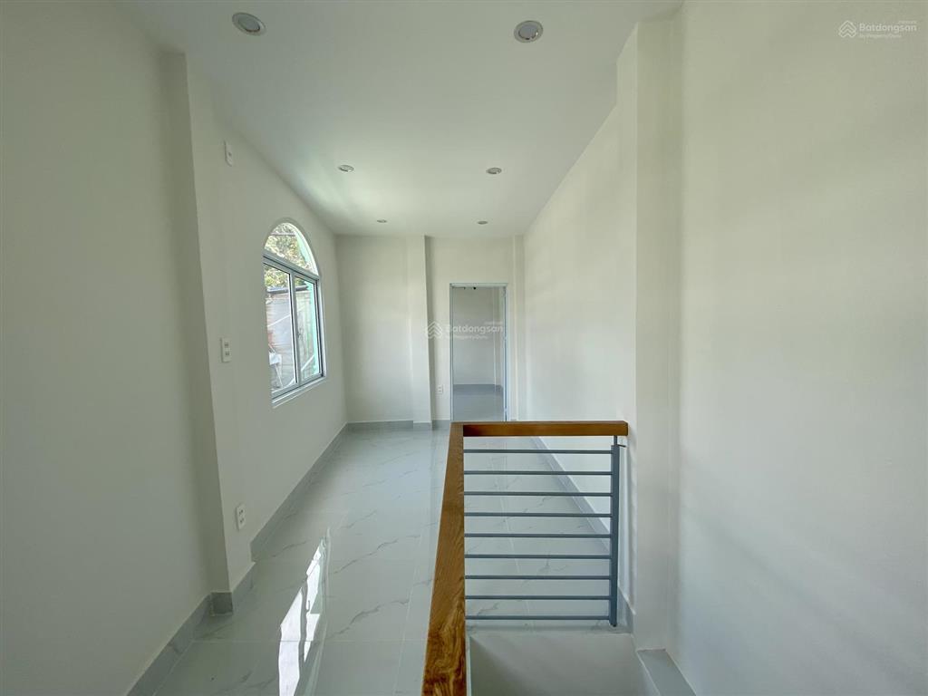 Ngang 10m  1 trệt 1 lầu mặt tiền nguyễn hữu cảnh  gần vinhome bason
