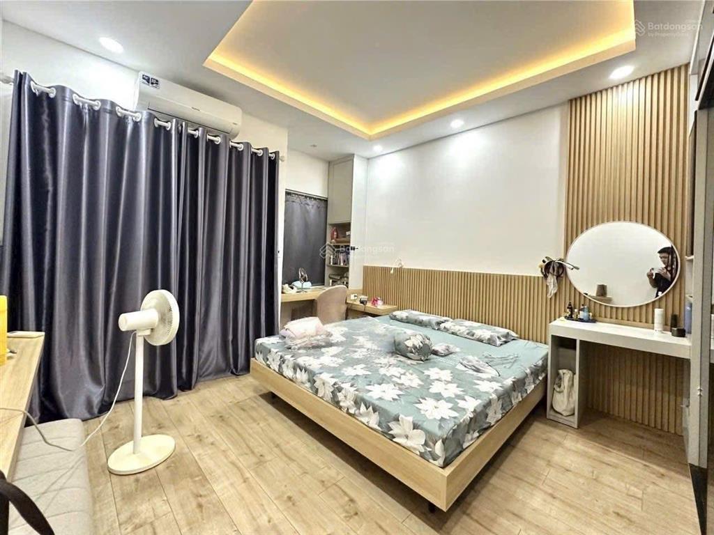 Chính chủ kẹt tiền bán gấp nhà trần quang diệu  q3 sang tên ngay.giá 5 tỷ 5 đang cho thuê 17tr/th