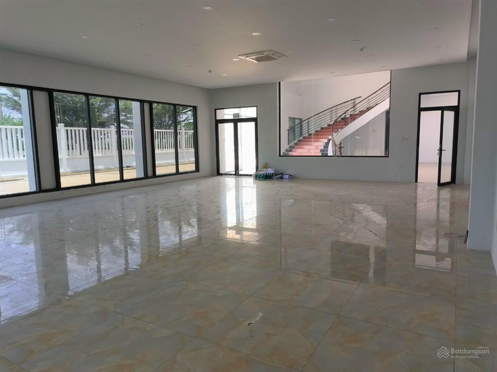 Cho thuê dt kho 2700m2 văn phòng 200m2  trong kcn tân tạo, có pccc tự động
