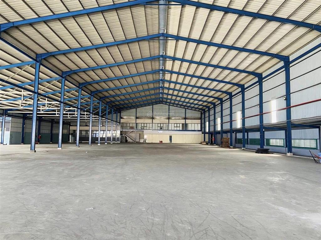 Tổng dt 3500m2  240 triệu/th (kho 2400m2) đường quốc lộ 1a  cont 40f vào 24 h, có pccc vách