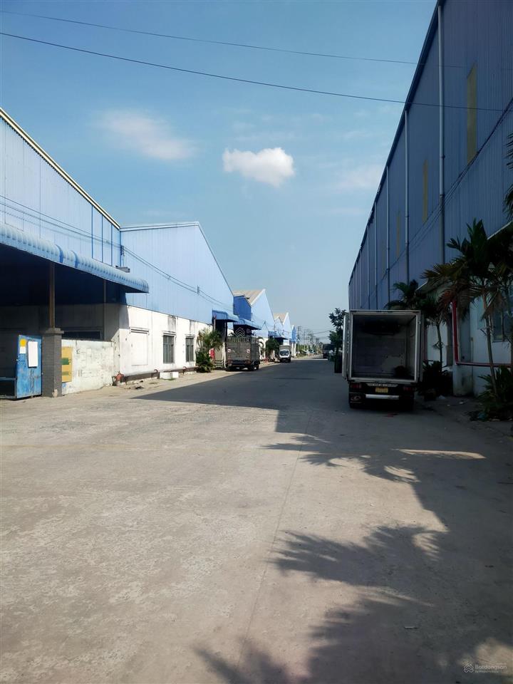 Cho thuê 1800m2  cạnh kcn tân tạo cont 40f 24h, có pccc thẩm duyệt