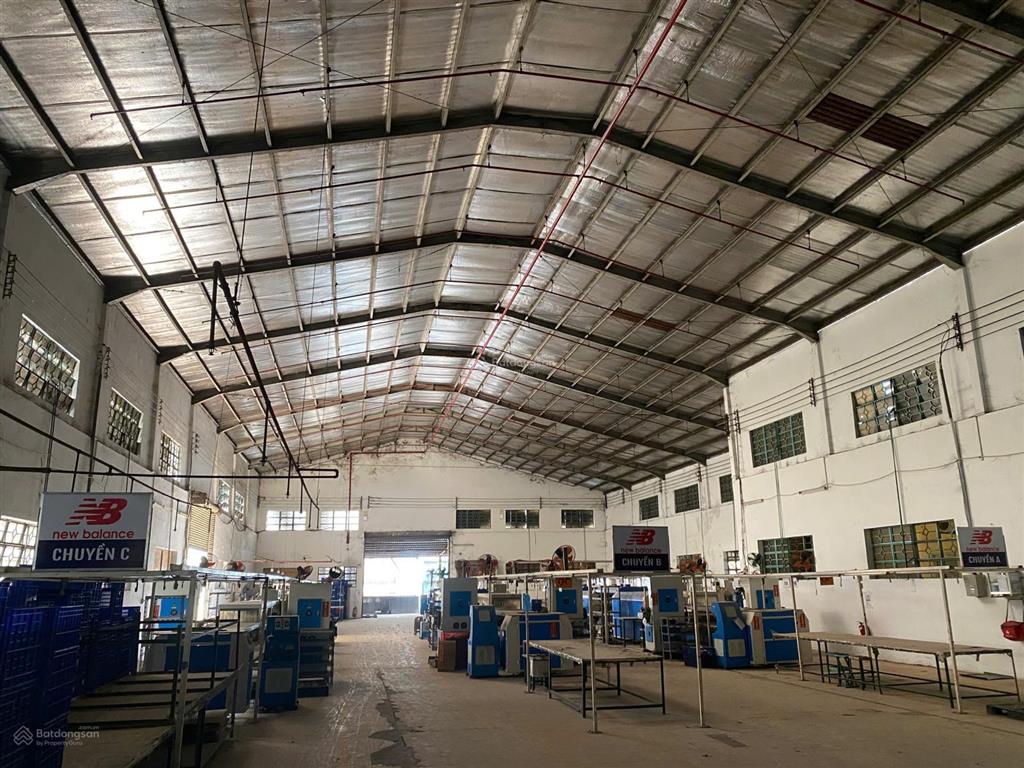 Cho thuê dt xưởng 1800m2/tổng kv 2600m2  tân tạo, có pccc tự động, cont vào 24h