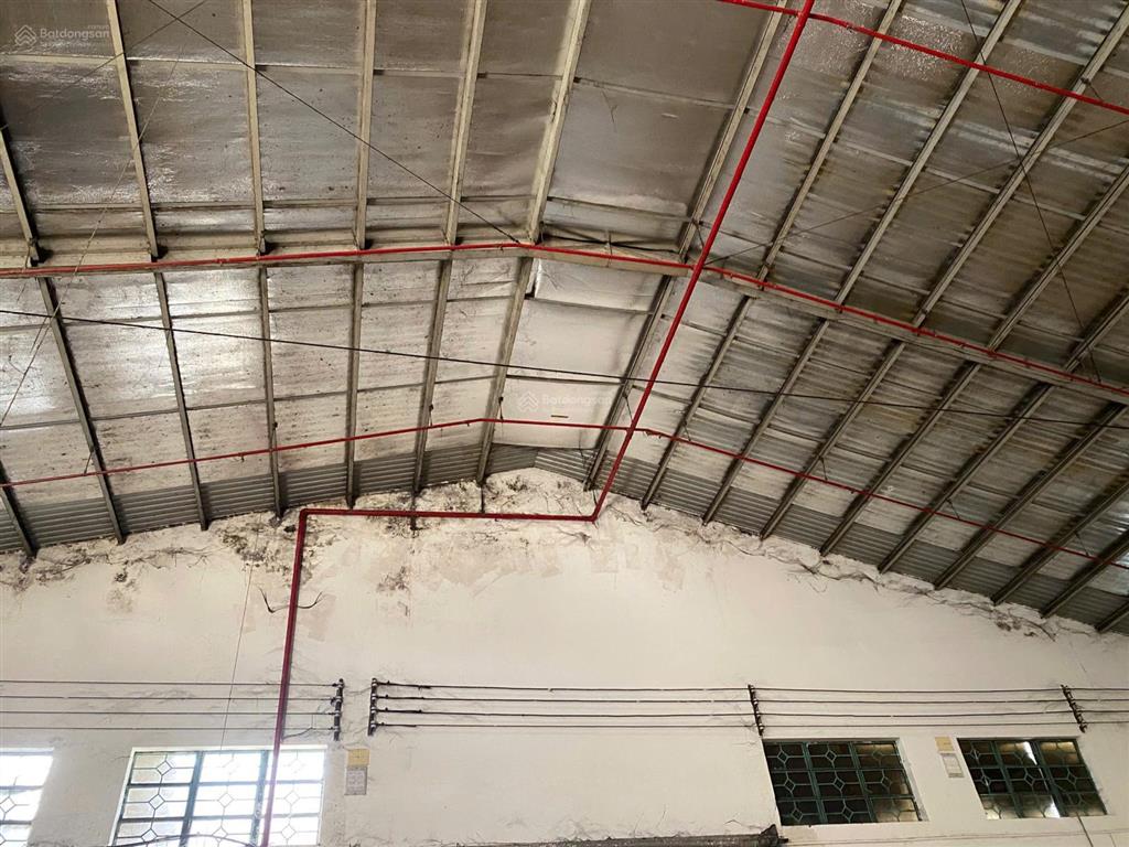 Cho thuê dt xưởng 1800m2/tổng kv 2600m2  tân tạo, có pccc tự động, cont vào 24h
