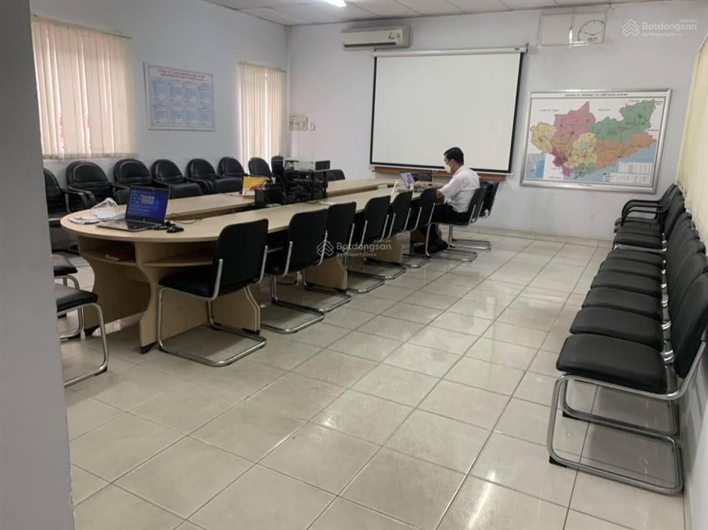 Tổng dt 25.000m2 (kho 15.000m2 + sân 5000m2 + vp 200m2)  pccc tự động  có ngăn