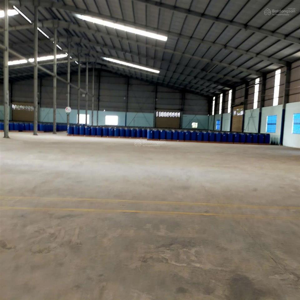 Tổng dt 25.000m2 (kho 15.000m2 + sân 5000m2 + vp 200m2)  pccc tự động  có ngăn