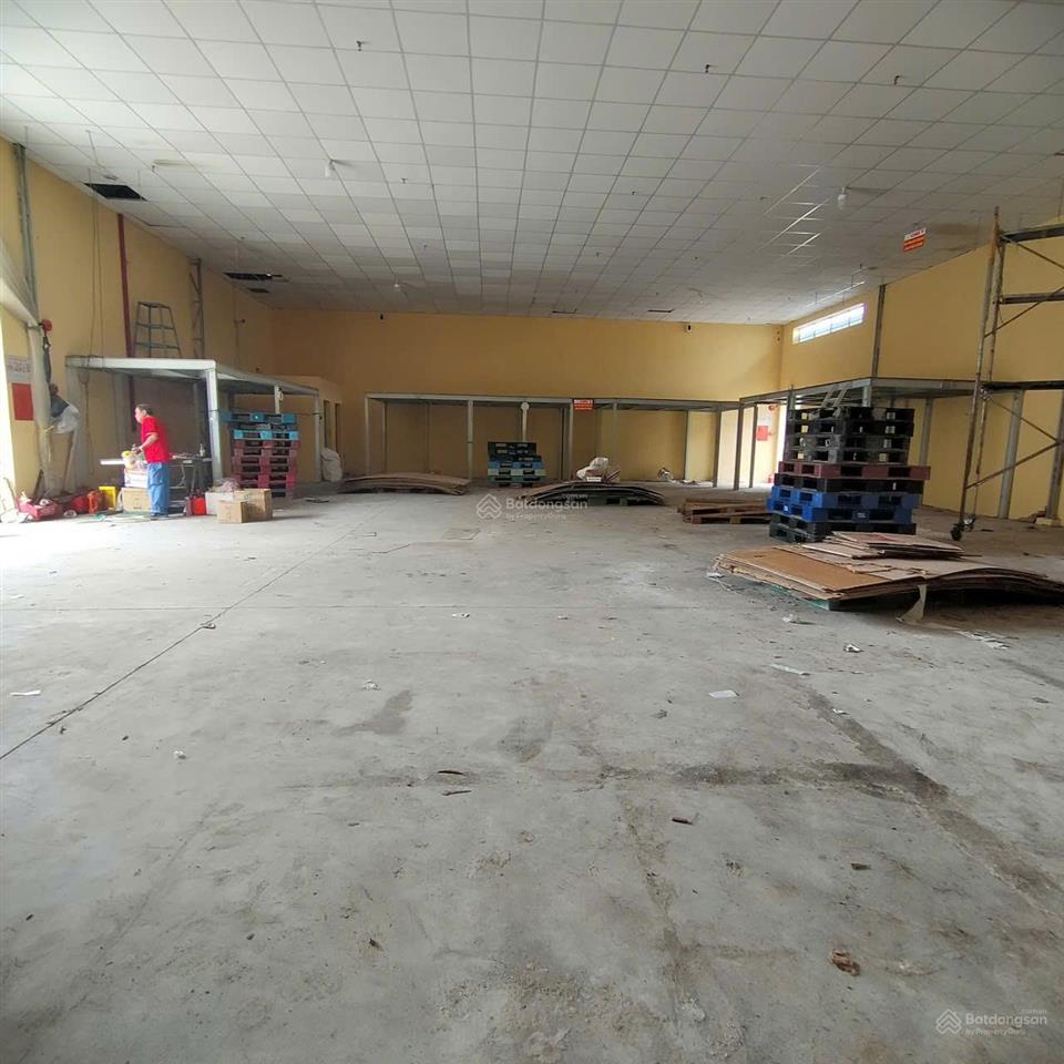 Cho thuê kho cạnh đầm sen  diện tích kho 500m2
