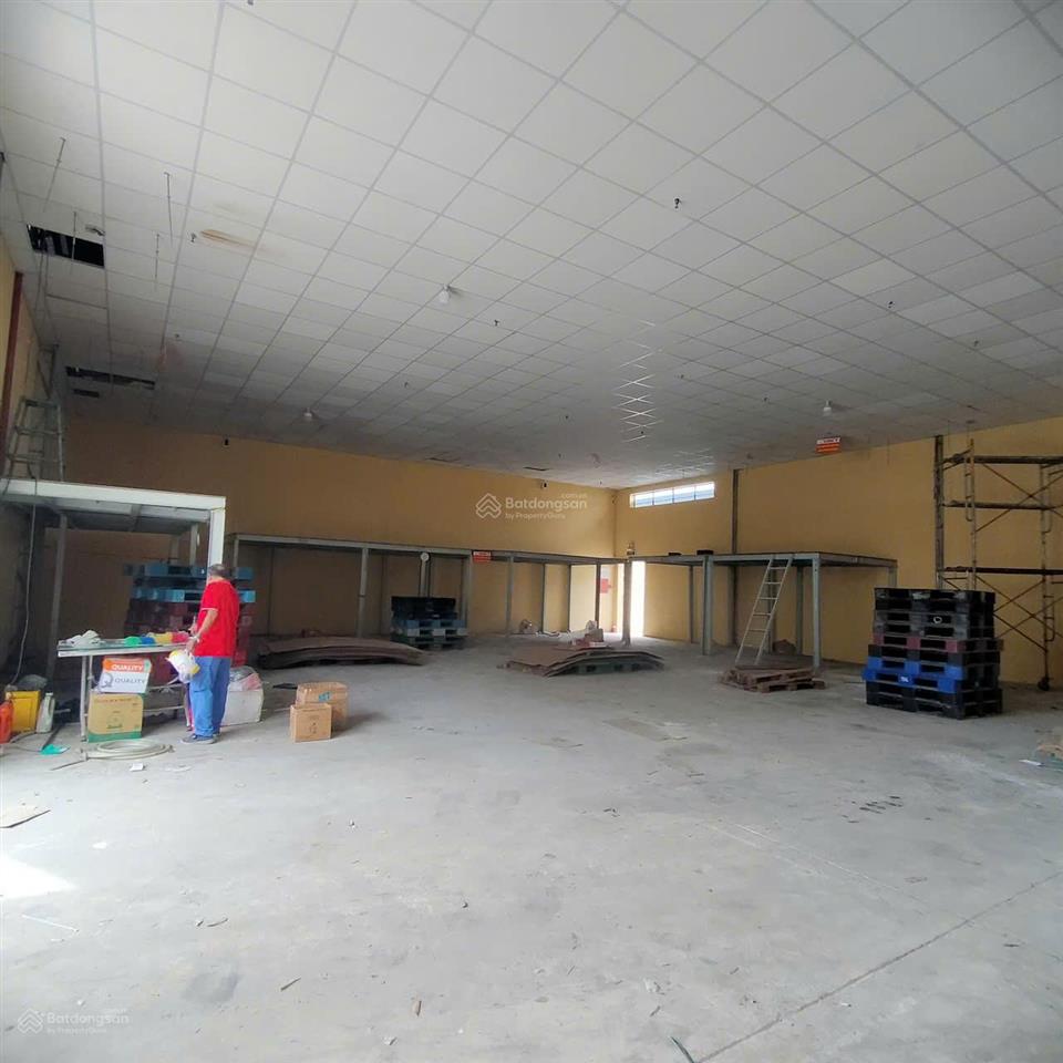 Cho thuê kho cạnh đầm sen  diện tích kho 500m2