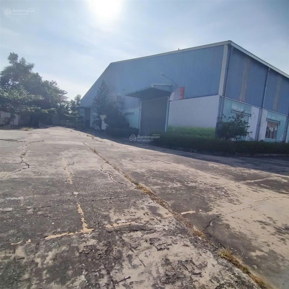 Tổng dt 3.600m2 (kho 2.600m2)  75k/m2/th  khu đường ql1a (cont40f 24h)  có pccc