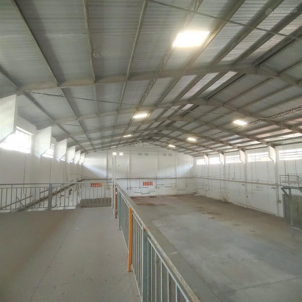 Cho thuê 1500m2 (1100m2 kho + sân 200m2 + nhà vp 200m2)  đường hương lộ 2  cont 40f