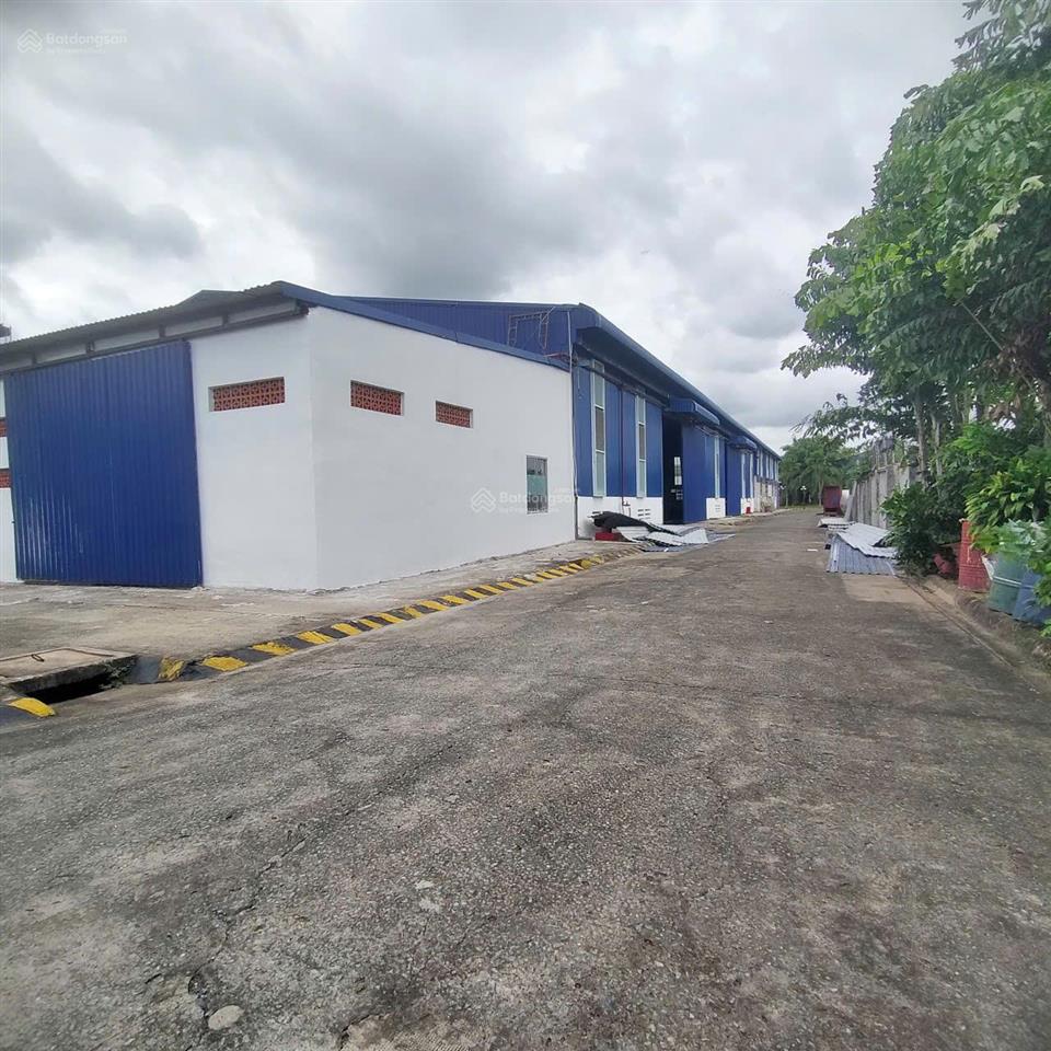 Tổng dt 5.000m2 (kho 2.300m2)  đường cont 40ft  có pccc