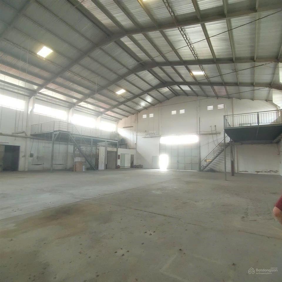 Cho thuê kho xưởng  dt kho 2500m2, vp 200m2  đường hương lộ 2, cont 40f vào, có pccc