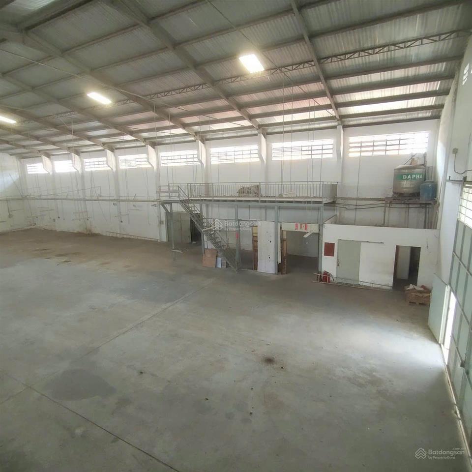 Cho thuê kho xưởng  dt kho 2500m2, vp 200m2  đường hương lộ 2, cont 40f vào, có pccc