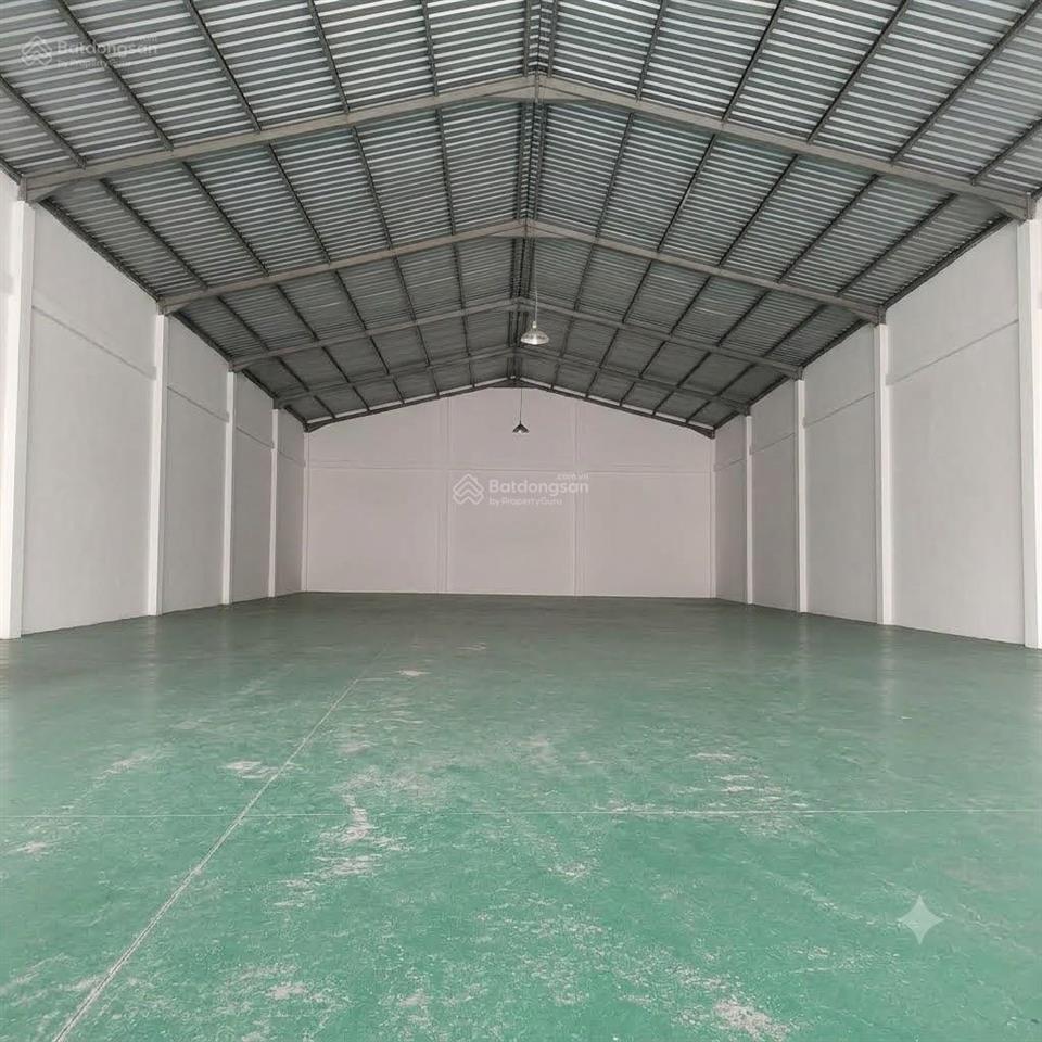 Cho thuê kho 600m2 + sân 100m2  giá 60tr/th, đường container 40f vào ok