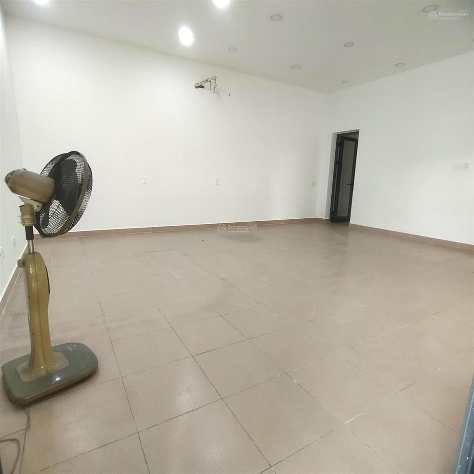 Cho thuê dt xưởng 4.000m2/tổng 6800m2  tân tạo, có pccc tự động, cont vào 24h