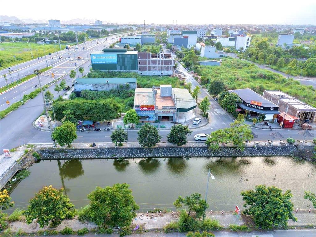 Cần tiền đóng lãi ngân hàng nên bán gấp lô đất vị trí đẹp, giá tốt, sẵn sổ mặt tiền 7m