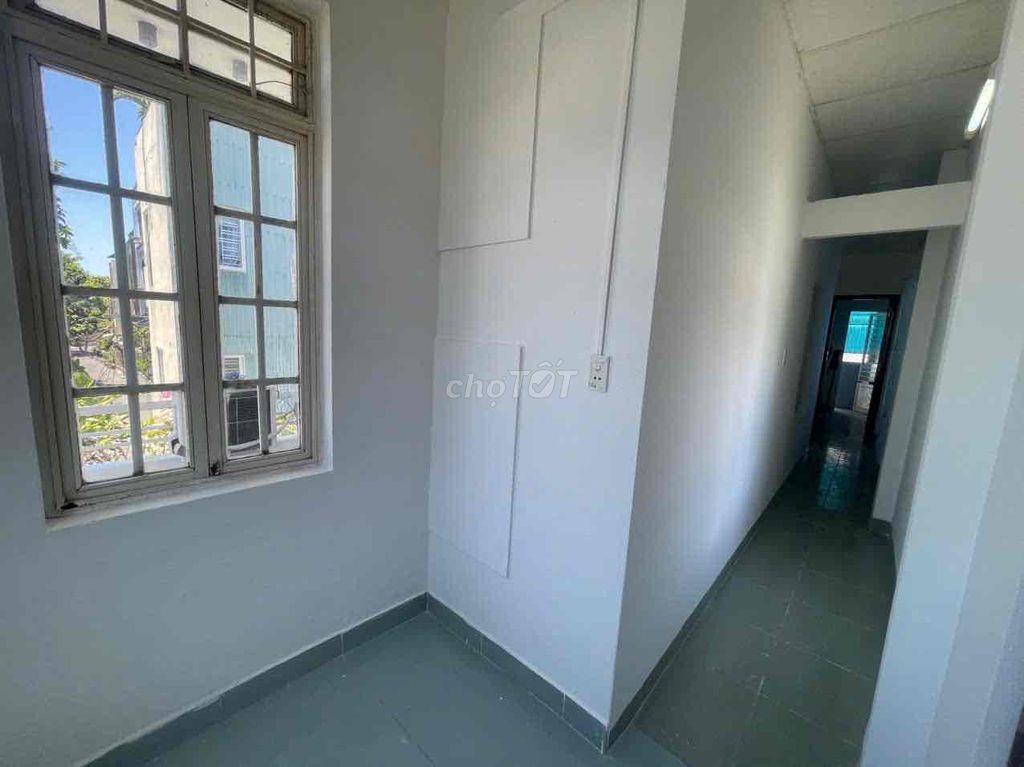 bán nhà kiệt Ông Ích Khiêm. 2 tầng gác lửng 3 phòng ngủ