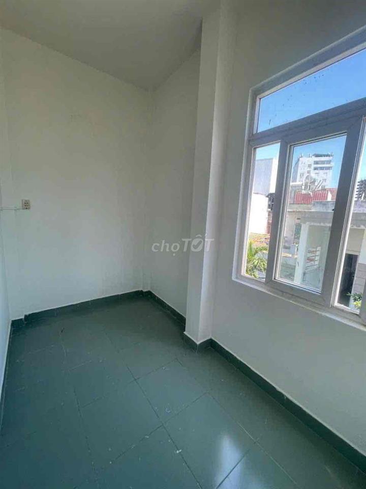bán nhà kiệt Ông Ích Khiêm. 2 tầng gác lửng 3 phòng ngủ