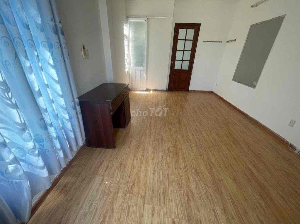 bán nhà kiệt Ông Ích Khiêm. 2 tầng gác lửng 3 phòng ngủ