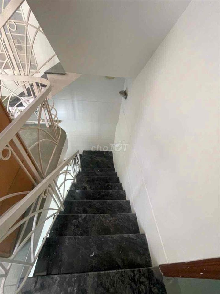 bán nhà kiệt Ông Ích Khiêm. 2 tầng gác lửng 3 phòng ngủ