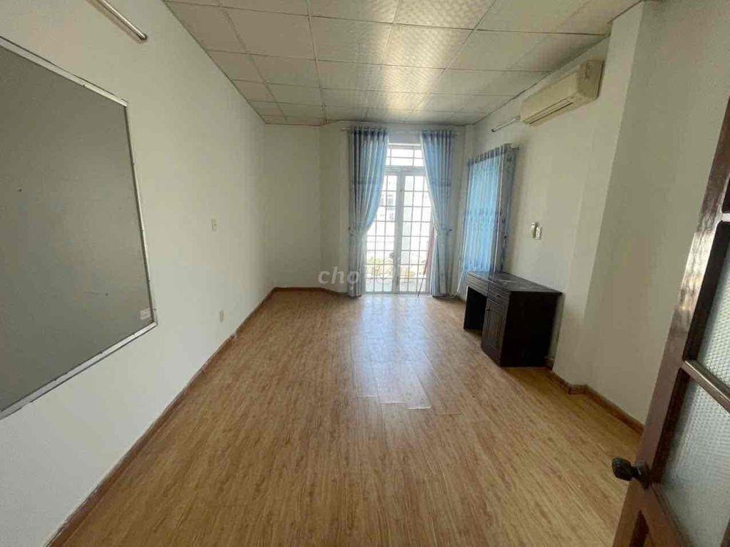 bán nhà kiệt Ông Ích Khiêm. 2 tầng gác lửng 3 phòng ngủ