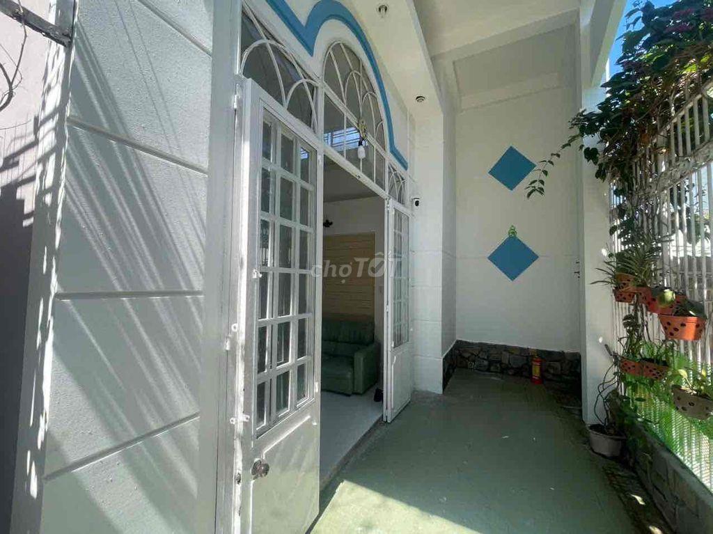 bán nhà kiệt Ông Ích Khiêm. 2 tầng gác lửng 3 phòng ngủ