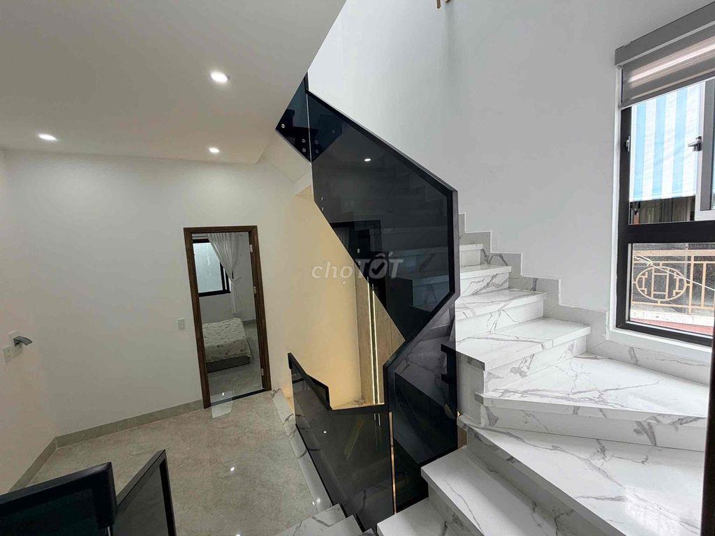 nhà 3 tầng (3 mê) mới 100% – Kiệt ô tô 164 đường Nguyễn Chánh Đà Nẵng.