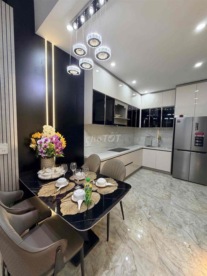 nhà 3 tầng (3 mê) mới 100% – Kiệt ô tô 164 đường Nguyễn Chánh Đà Nẵng.