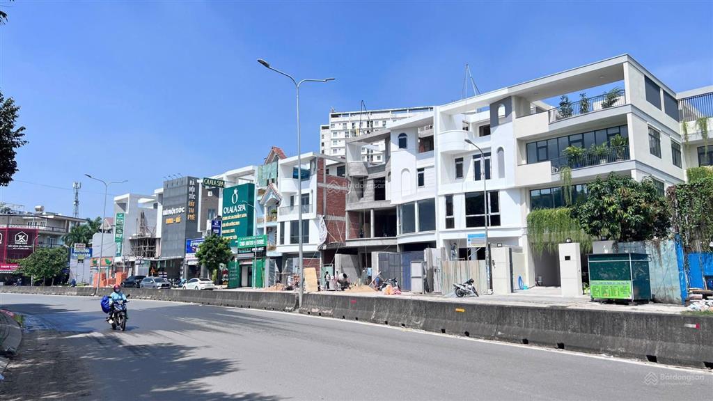 Nhà 4 tầng mặt tiền đường liên phường, giá 28 tỷ.