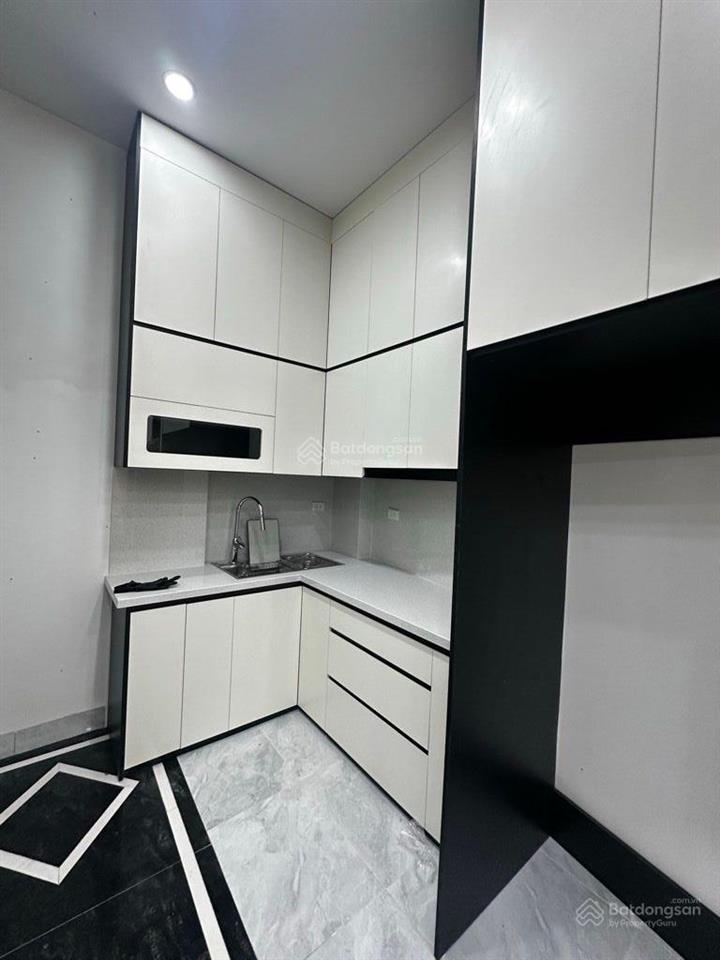 Bán nhà lò đúc 6 tầng thang máy gần phố giá nhỉnh 10 tỷ.