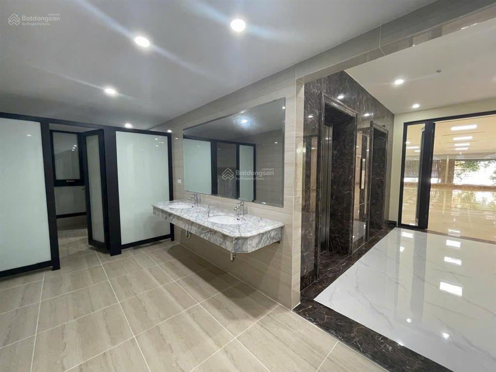 Cho thuê tòa nhà văn phòng 7 tầng thang máy nguyễn chánhnguyễn quốc trị,nam trung yên mặt vườn hoa