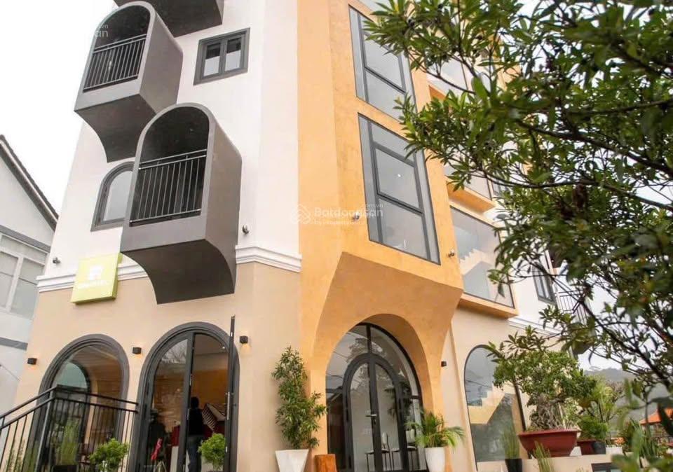 Bán khách sạn 33 phòng  view đồi thông  ngay khu nhiều khách sạn