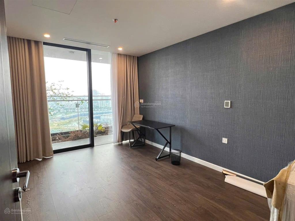 Cho thuê căn chung cư 3 ngủ + 1 đa năng tại sunshine golden river  ciputra