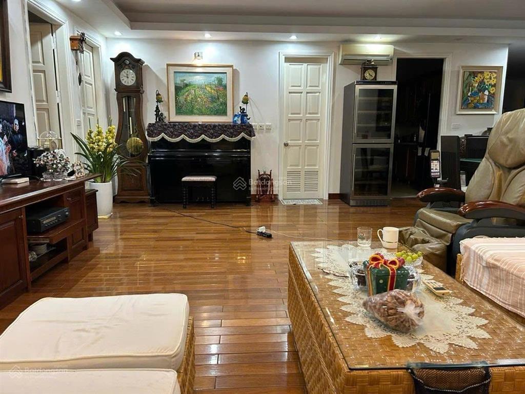 Bán căn hộ tòa g2, ciputra 150m2  giá chỉ 11 tỷ